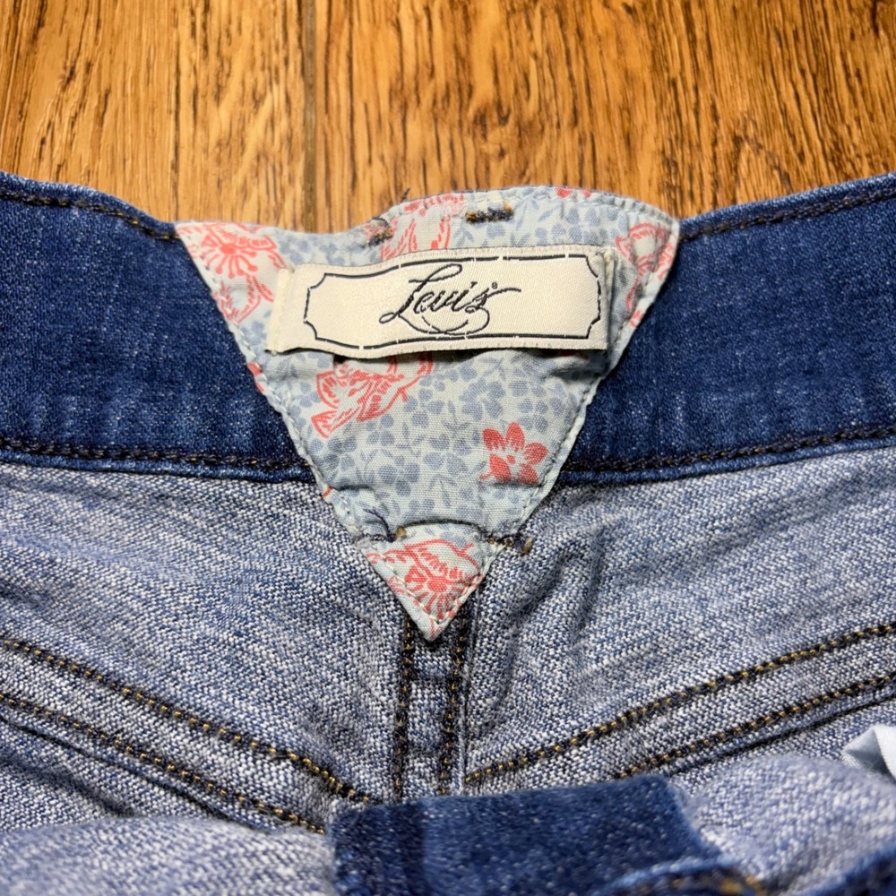 Y2K Levis Womens Denim Jean Shorts Stretch Double Button Size 10 Batwing Western - Picture 3 of 9